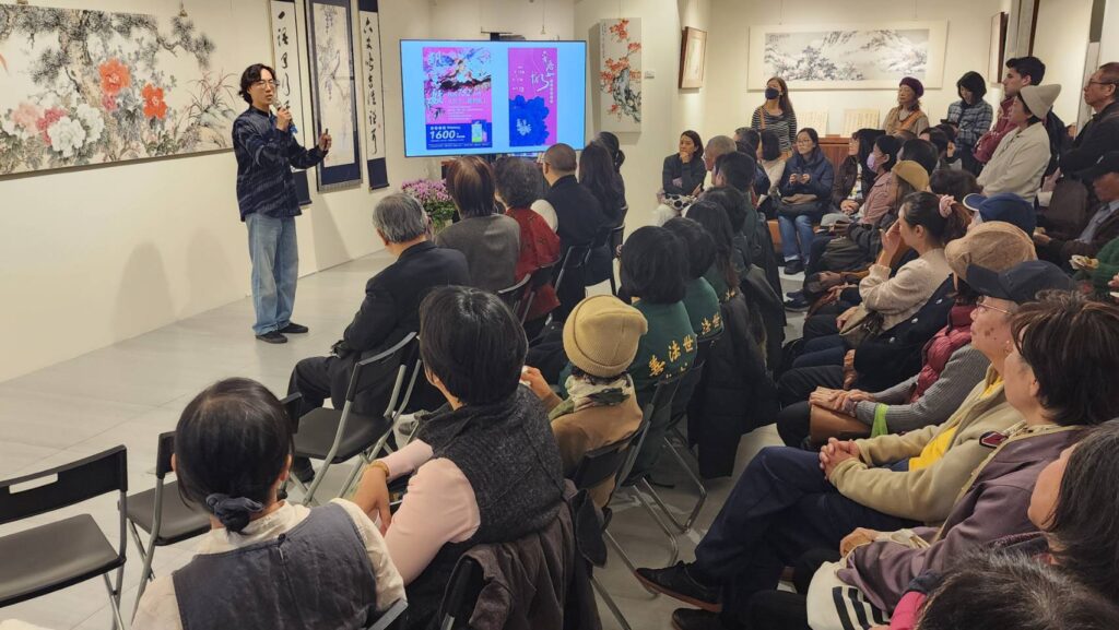 ▲「還至本處」策展單位長歌藝術機構代表吳杭之（左立者），說明這五年來與胡克敏紀念館館長李中華針對胡克敏大師的作品展覽、畫冊出版與兩岸巡訪交流事宜說明緊密合作的細節與重要事項的內容，帶給與會者對三人聯展的訊息瞭解與掌握。（記者 辛澎祥/攝）