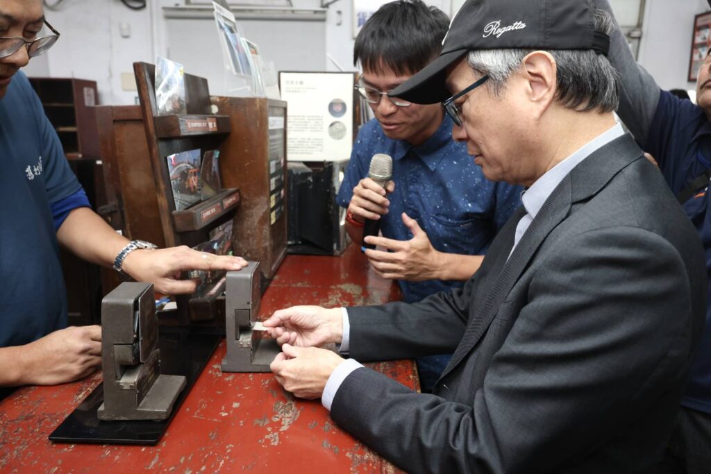 ▲李遠部長親身體驗早期鐵道文物與設施的使用性。（圖/文化部 提供）