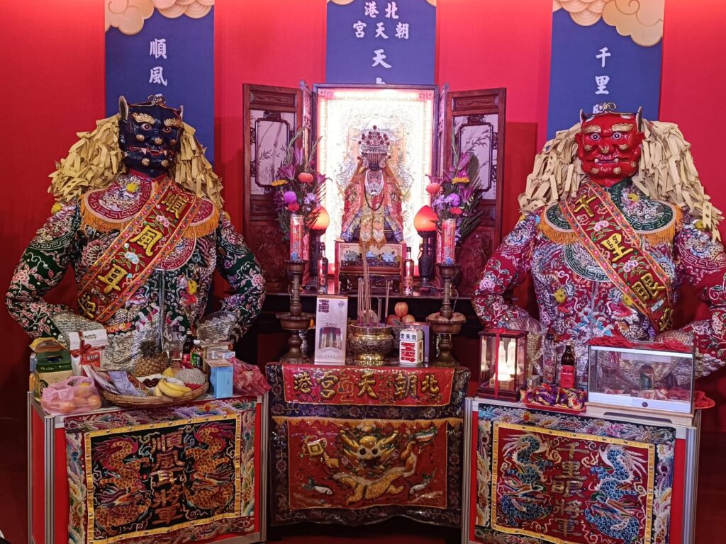 ▲北港朝天宮的媽祖天后與千里眼順風耳神像，在展場帶來不同的意象。（記者 辛澎祥/攝）