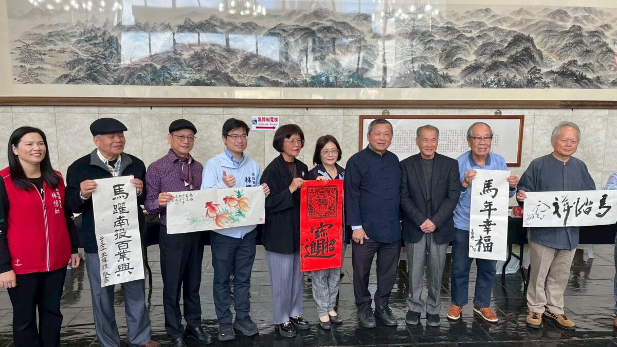 南投縣政府文化局舉辦2026丙午年新春揮毫活動書法名家現場揮毫春聯  民眾熱情參與場面熱烈