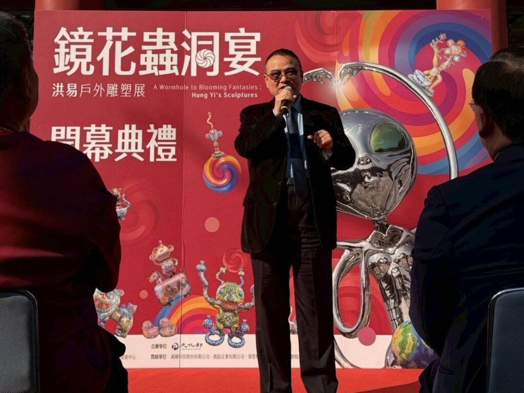 ▲故宮博物院長長蕭宗煌指出，他認識洪易多年，作品創新善變，這次展出的雕塑，充滿童趣、雅致與時尙，令人驚豔。（記者 辛澎祥/攝）