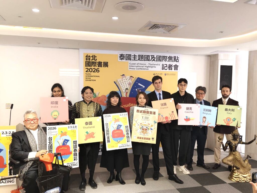 文化部政務次長李靜慧、台北書展基金會董事長郝明義、泰國商務處處長李凱莉、泰國出版與書商協會秘書長陳智偉、比利時台北辦事處瓦隆尼亞經貿組組長鄒宏平、捷克中心臺北主任秘書蔣家立、法國在台協會文化處處長周書安、印度台北協會代理會長偉敏慧、義大利經濟貿易文化推廣辦事處貿易組主任陸意吉等合影。(記者 陳安婷/攝)