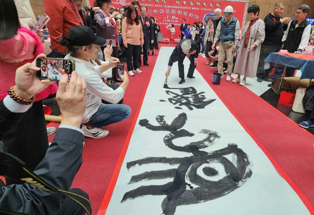 ▲楊旭堂院長的大筆書寫，展現深厚的書藝基礎與功力，成為全場矚目焦點。（記者 詹佳綺/攝）