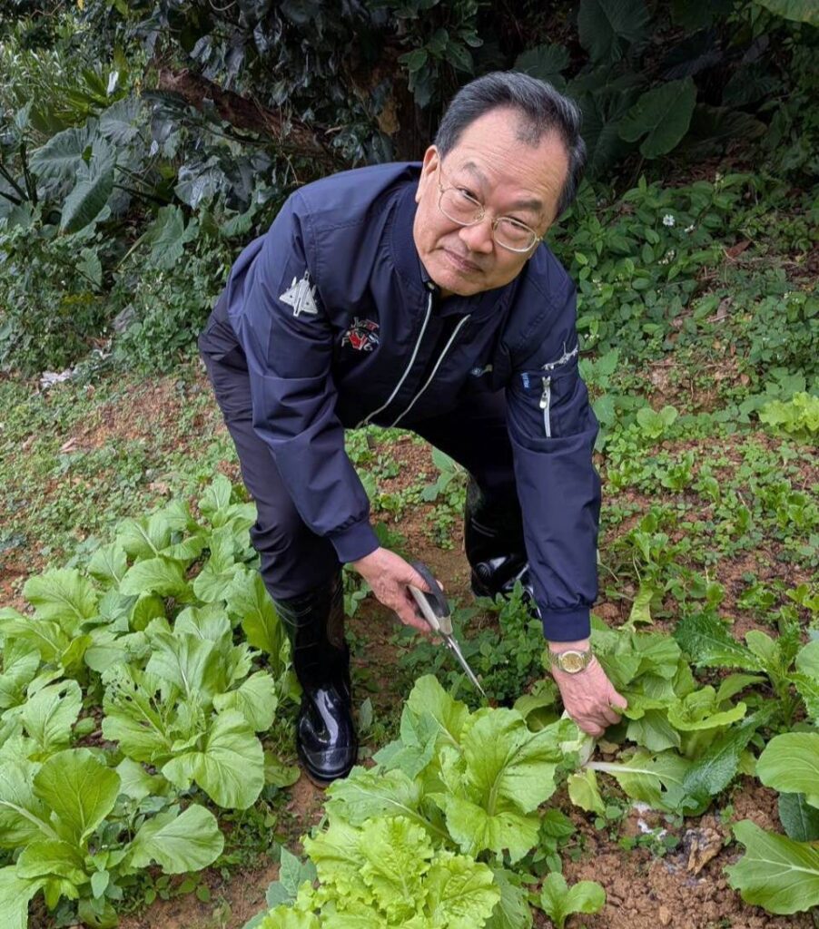 ▲已可收成的蔬菜,蔡俊章的辛苦沒有白費,豐收的蔬果讓開心寫在臉上。(圖/蔡俊章 提供)