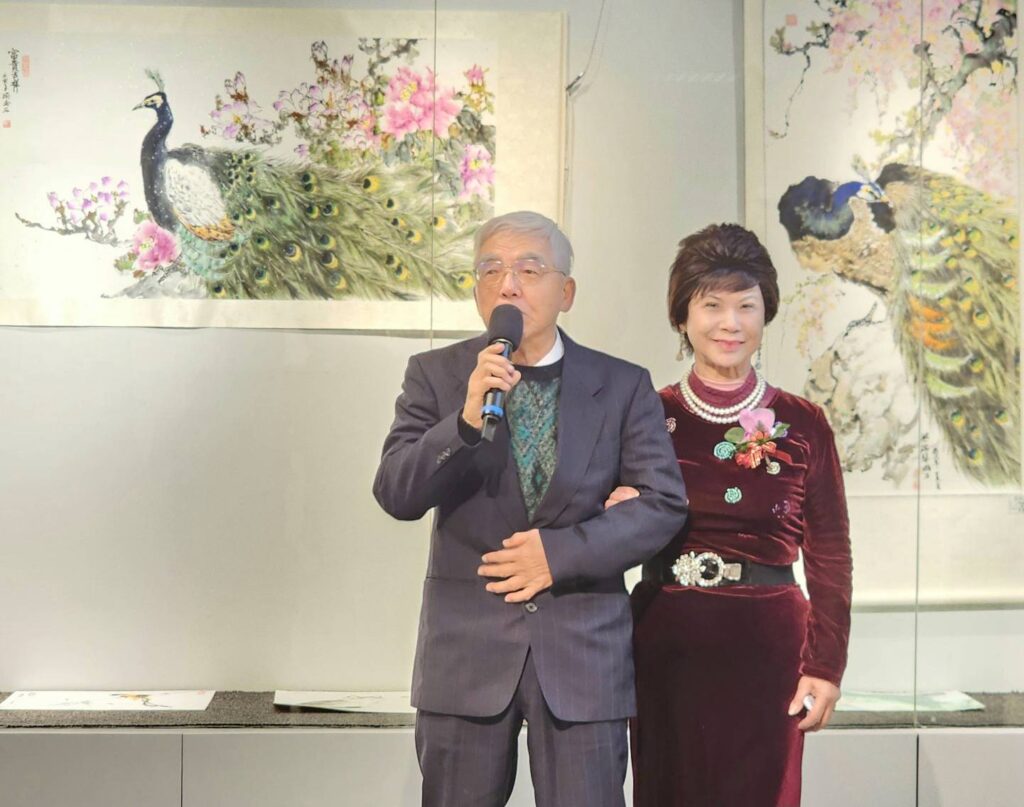 ▲東亞藝術研究會榮譽理事長蔡賢謀(左)與現任理事長王美美,都是梁瑞琴老師的多年好友,也都是知名的水墨畫家。(記者 詹佳綺/攝)