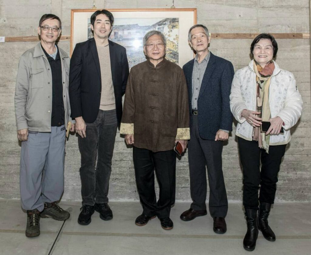 ▲森活美術館館長林泊佑（左一）與知名茶書作家林淑珠老師（右一）是森活三人展的兩大推手，並與參展藝術家黃中泰老師（左二起）林永發教授與余振明老師在開幕式上合影留念。（記者 詹佳綺/攝）