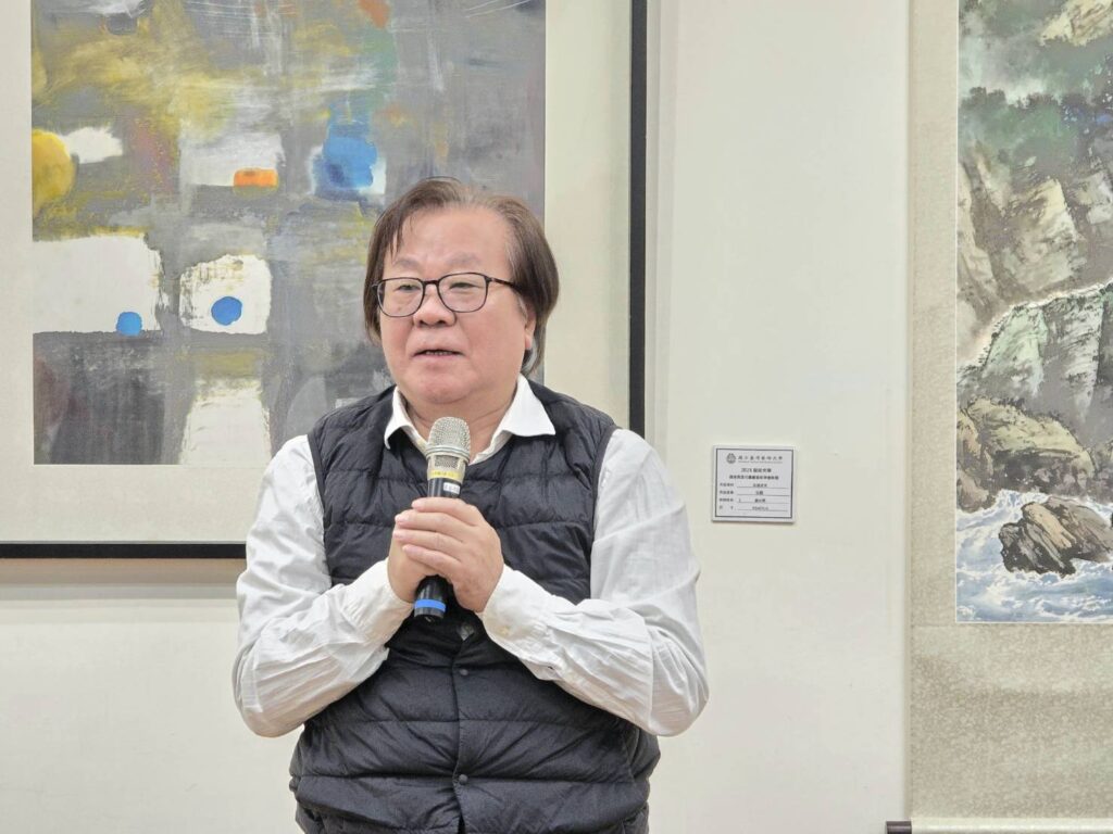 ▲師大美術系教授李振明指出，張進勇的作品所帶來的畫風與筆觸的技巧，為水墨畫開闢一條新的路徑，奠定了他成就藝術光熱的穩固基礎。（記者 詹佳綺/攝）