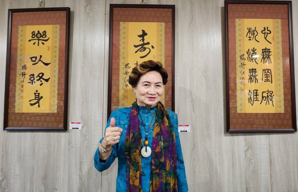 ▲藝術家楊靜江老師的小品書畫展，呈現了她在水墨畫與書法創作上的靈動生命質感，也為藝術的延伸性找到最佳定位。（記者 詹佳綺/攝）