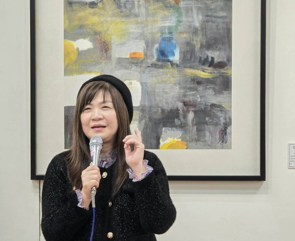 ▲楊企霞教授細心安排這次的書畫聯展，也讓與會貴賓能在充滿書香人氣的開幕環境中，感受對張進勇的緬懷之情，現場氣氛濃郁，溫馨感人。（記者 詹佳綺/攝）