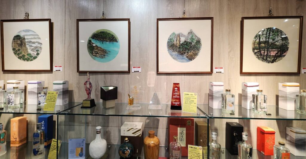 ▲展出中的水墨小品，是楊靜江老師的獨具創意的作品，值得品味與觀賞。（記者 詹佳綺/攝）