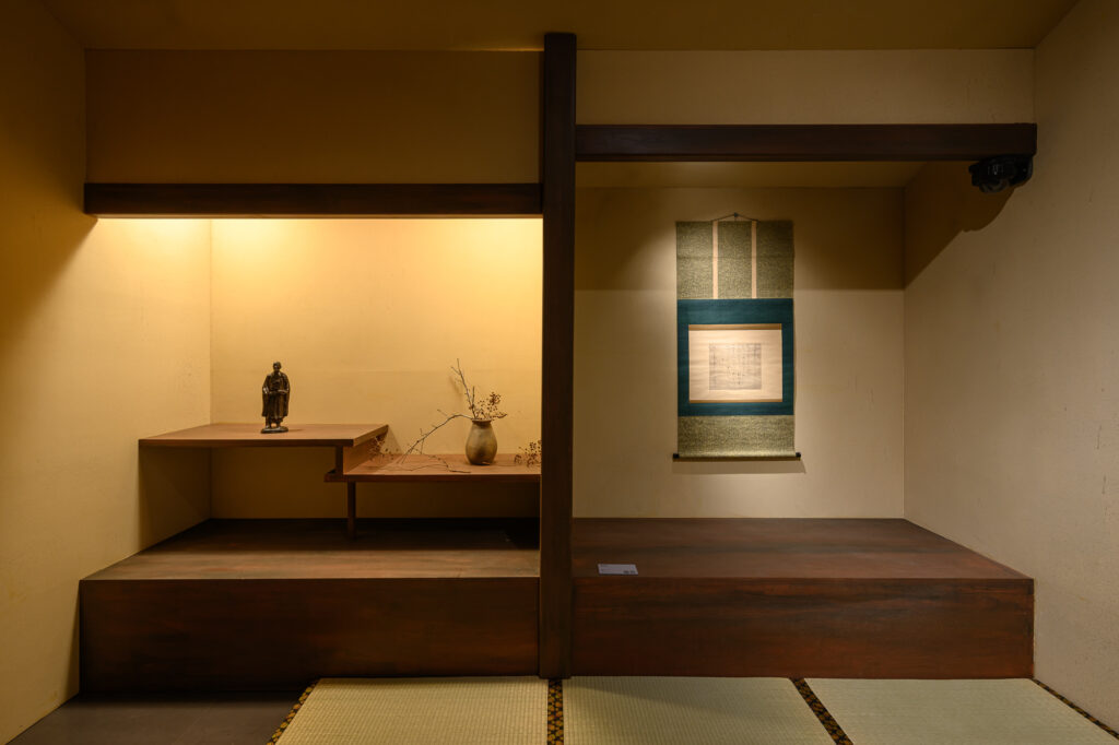 以僧人良寬的隱居處「五合庵」為發想打造日本茶室空間，展示其作品〈致阿部札〉。（圖/桃園市立美術館提供）