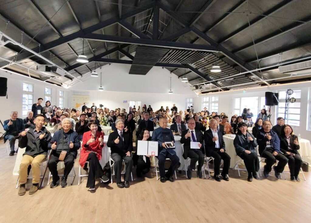 在文化部、律師團、民間團體及藝術家們共同努力下，終於落幕，全體開心合照。（記者 陳安婷/攝）