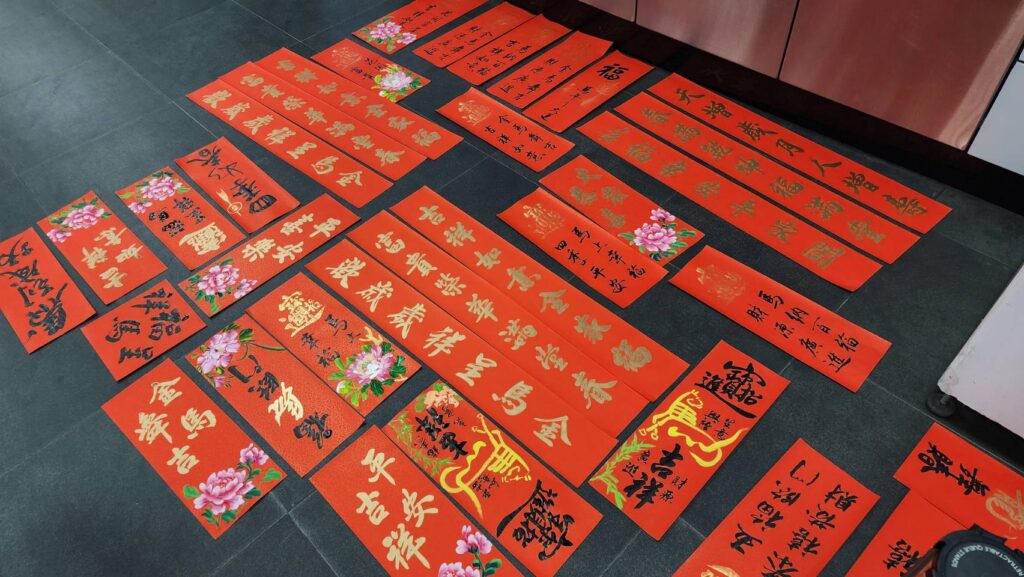 ▲老師書寫的春聯多元豐富，馬上發財的意味濃厚。（圖/大媒體新聞網 提供）