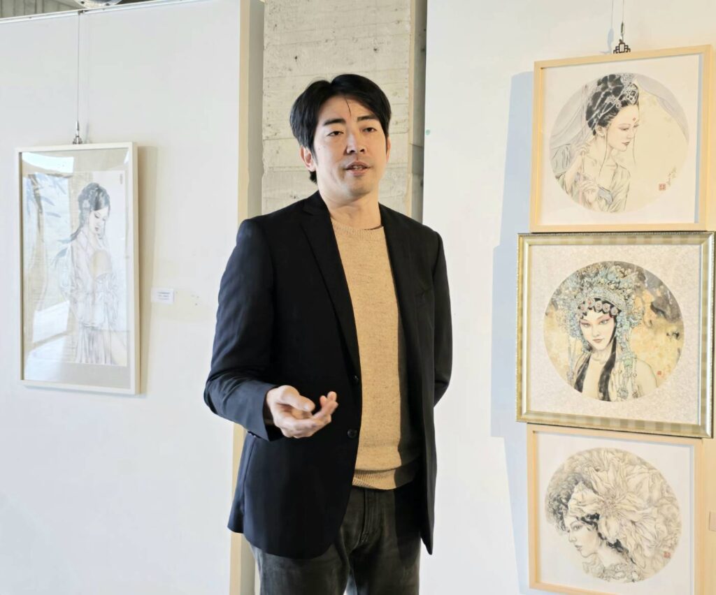 ▲以細膩工筆呈現質美仕女人物的黃中泰老師，導覽作品時說明他對創作所設計的新嚐試表現手法，讓畫境有著栩栩如生的對應與凝視，令人大開眼界。（記者 詹佳綺/攝）