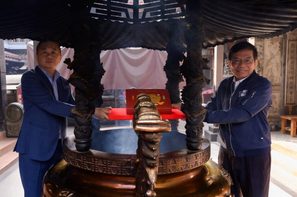 ▲中華郵政董事長王國材(右)與武德宮主委林安樂共同舉行過爐祈福儀式。(圖/中華郵政 提供)