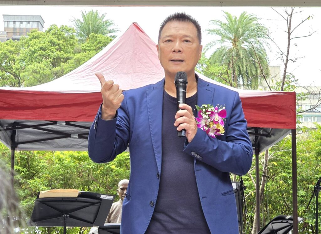 ▲臺北市政府文化局局長蔡詩萍認為他喜歡看字賞字，對超美的書法感到神往，對未來園區文化加商業的城市行銷之規畫備感信心。（記者 詹佳綺/攝）