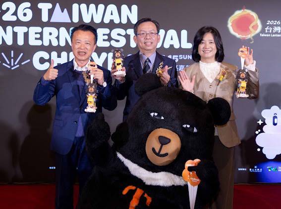 ▲翁章梁縣長(左起)林國顯次長與陳玉秀署長持小花燈造勢。(圖/交通部 提供)