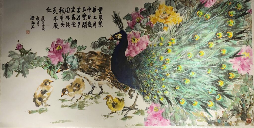 ▲水墨畫家梁瑞琴以孔雀繪畫的技巧,在這次的個展中呈現她不同時期不同的孔雀英姿造型創作,受到觀者正面評價。(記者 詹佳綺/攝)