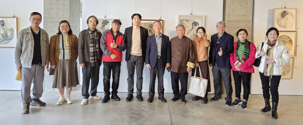 ▲出席森活三人展開幕式的貴賓，除了向參展藝術家道賀之外，大家並開心合影留念。（記者 詹佳綺/攝）