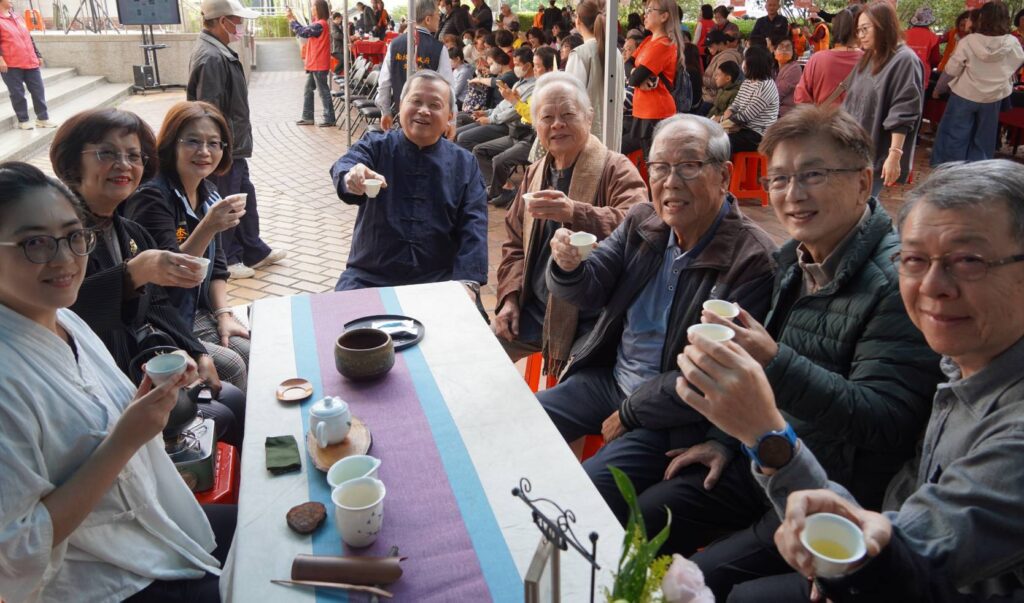 ▲出席活動的南投在地書畫家齊聚一堂，充滿喜氣。（圖/南投文化局 提供）