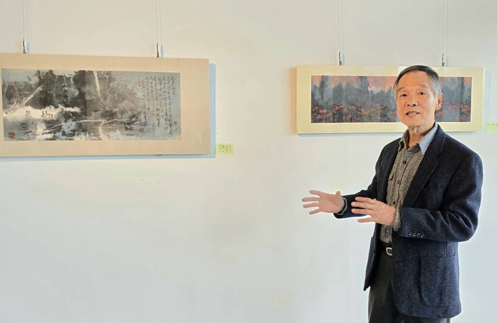 ▲水墨畫家余振明開幕式上為貴賓導覽他的展出作品，並認為以四個系列不同的景觀呈現，讓作品更具寫實生命力。（記者 詹佳綺/攝）