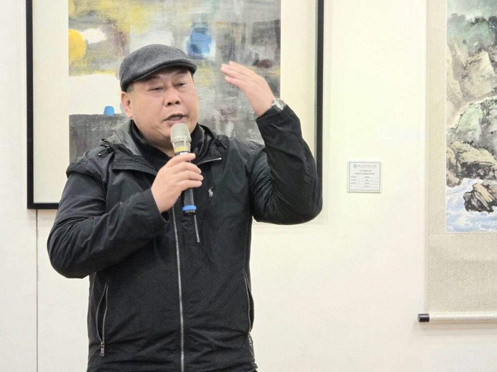 ▲臺藝大有章博物館館長李宗仁教授，認為張進勇是集山水畫技法大成的指標性藝術家，對楊企霞的傳承與推廣深感後繼有人並給予祝福。（記者 詹佳綺/攝）