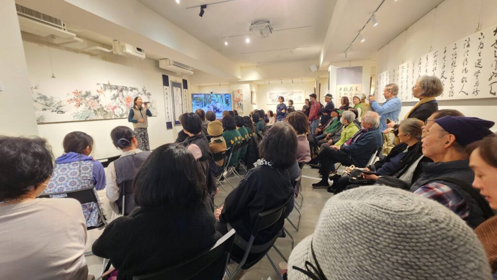 ▲「還至本處」三人聯展的開幕式，出席貴賓及藝文界人士十分踴躍，場面熱烈。圖為吳采頻小姐演唱民歌「橄欖樹」。（記者 辛澎祥/攝）