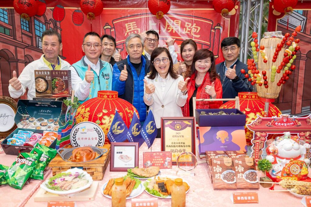 ▲林奕華副市長（中）在各式各樣的年貨攤位前，大力促銷民眾前往年貨大街採購的各類食品，場面熱烈。（圖/臺北市政府 提供）