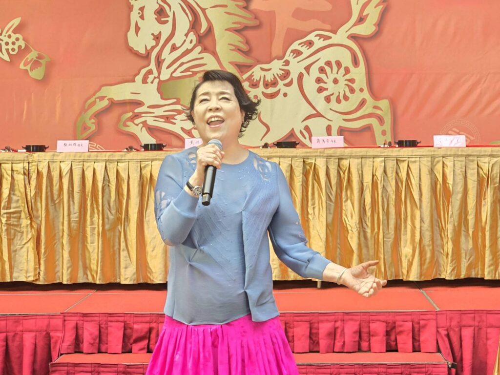 ▲國際知名聲樂家簡文秀在開幕式上高歌一曲，向民眾祈福，並祝賀馬年心想事成，馬到成功。（記者 詹佳綺/攝）