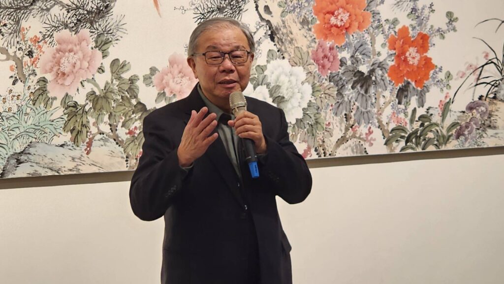 ▲中華民國書學會會長也是知名書法家的張炳煌教授，說明他與李超哉大師過去多年的互動過程與趣事，對超公在書壇的成就極為佩服與崇敬。（記者 辛澎祥/攝）