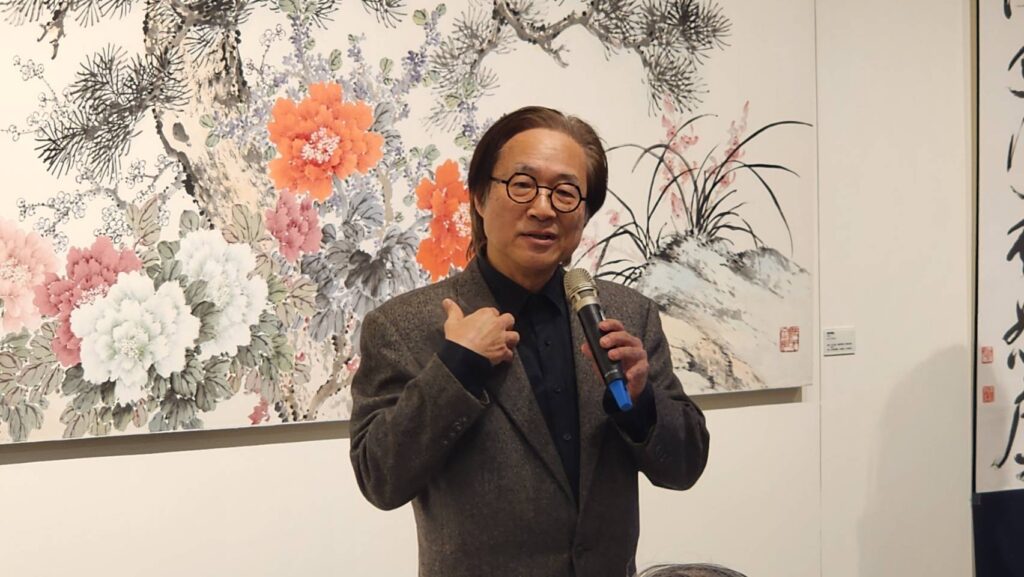 ▲長歌藝術機構負責人吳放社長致詞時表示，這次的聯展呈現出血脈與道脈的連結，既是血緣之親，亦是心靈之契，這次聯展就是一段段真實情感的累積，讓藝術與生命深刻交流與體現，展覽的背後與策畫過程令人感動。（記者 辛澎祥/攝）