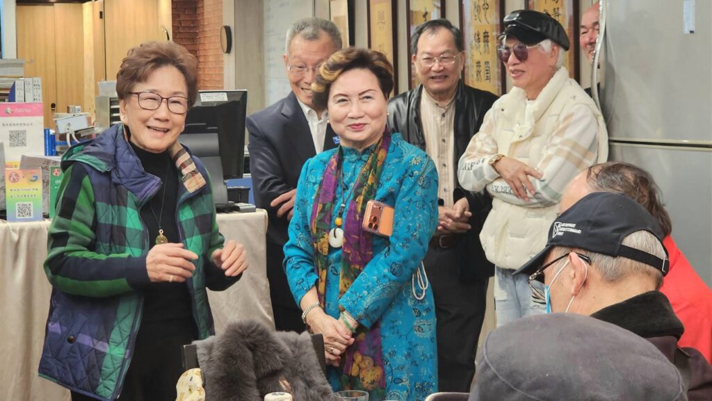 ▲中華民國書學會榮譽理事長陳美秀（左）專程前來向楊靜江老師表達道賀之意，兩人已80多歲的豐富人生閱歷，透過藝術創作備顯年輕有活力的丰采，成為現場矚目焦點。（記者 詹佳綺/攝）