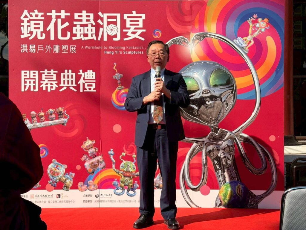 ▲史博館館長洪世佑致詞時表達對洪易藝術家的作品在南海學園隨處可見，認為是一種難得的體驗。（記者 辛澎祥/攝）