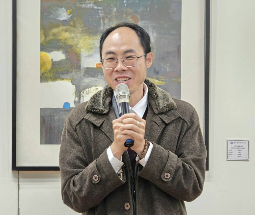 ▲華梵大學佛畫藝術系主任陳俊吉教授致詞時表示，張進勇教授用一生的力量為臺藝大的全心付出與奉獻，楊企霞教授的傳承其精神，都是書畫界與後學者的學習榜樣。（記者 詹佳綺/攝）