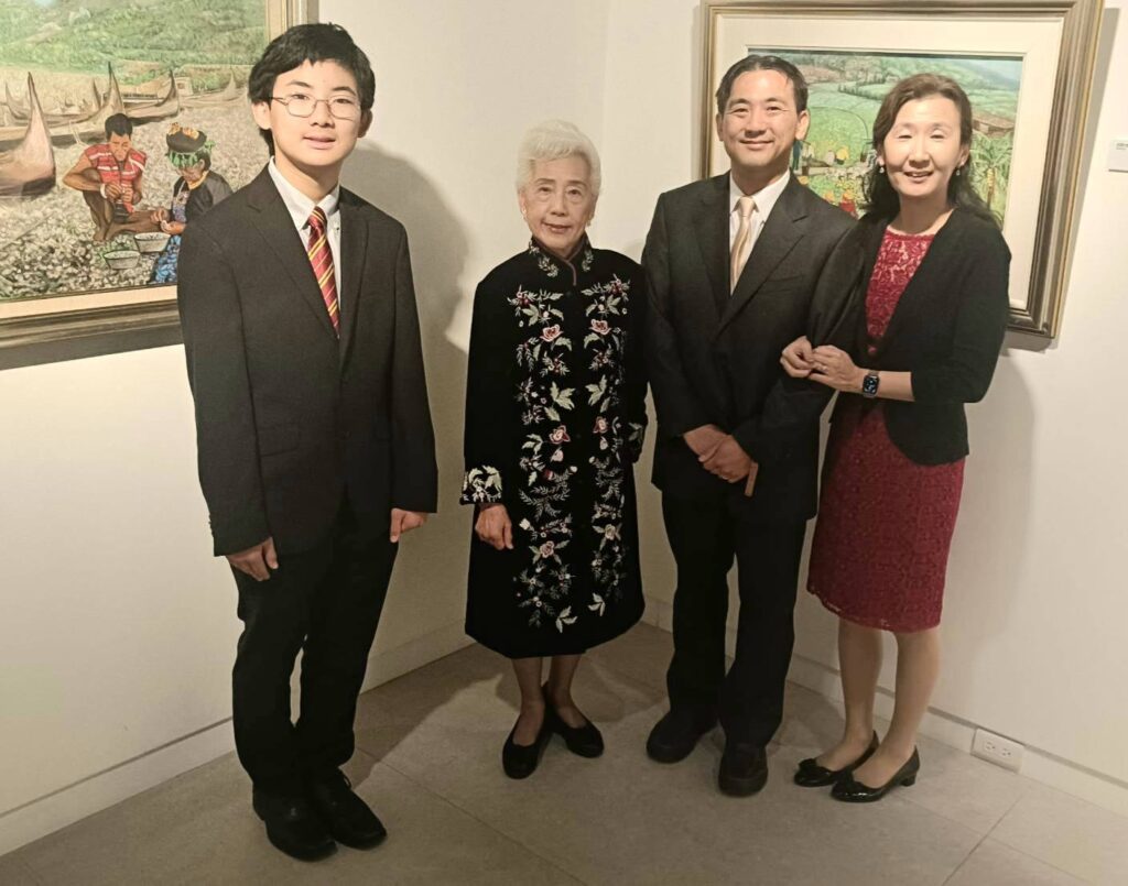 ▲膠彩畫家郭香美(左二)的個展開幕,家人前來向她道賀與祝福。(記者 詹佳綺/攝)
