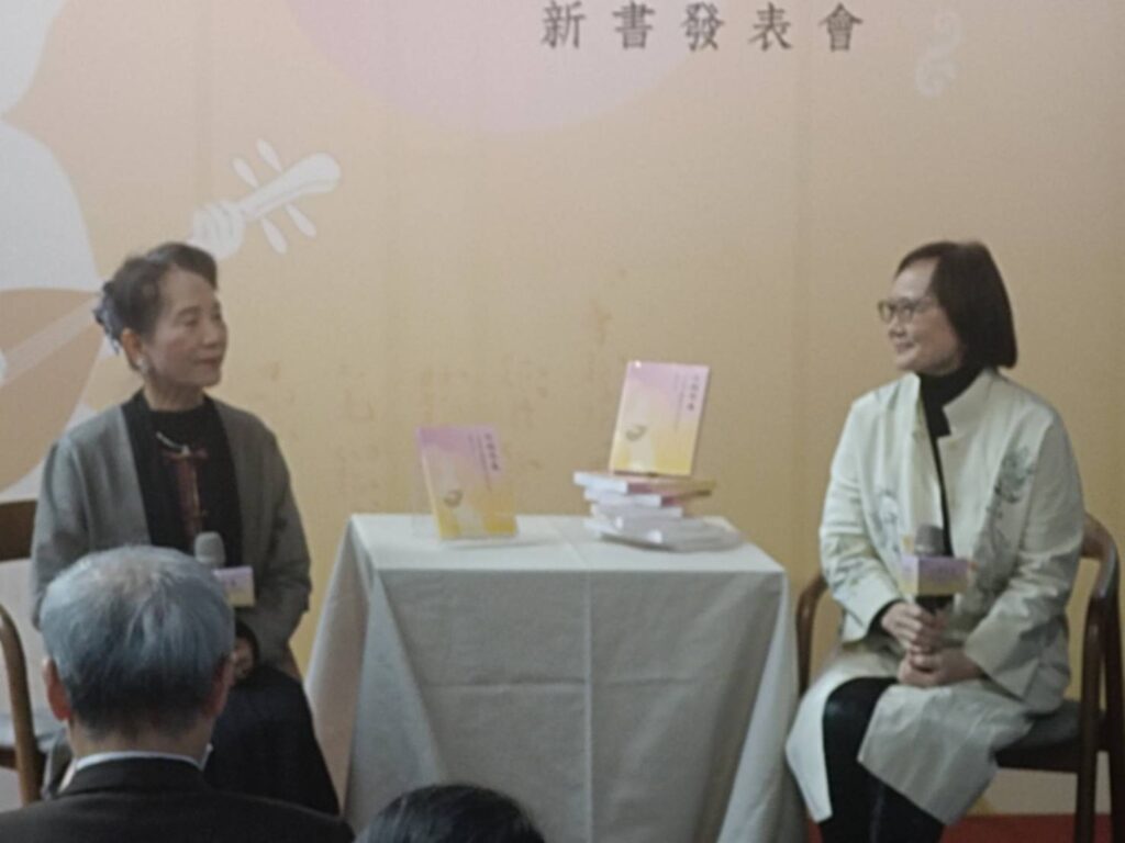 ▲陳嬿朱老師（左）與施德玉教授針對這本新書，說明了訪寫的有趣過程。（記者 辛澎祥/攝）
