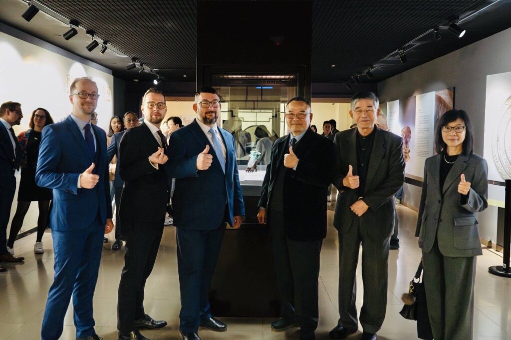 ▲臺灣故宮與捷克國家博物館團隊合影留念，見證歷史。（圖/故宮 提供）