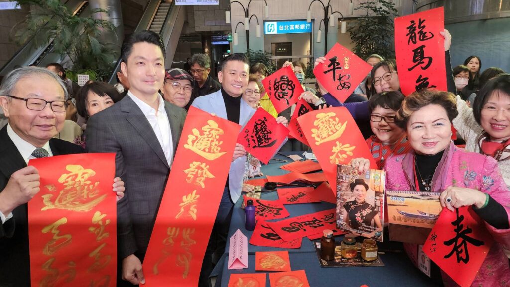 ▲張炳煌會長（左起）蔣萬安市長與戴錫欽議長與多位書會理事長持馬年春聯開心合影留念。（記者 詹佳綺/攝）