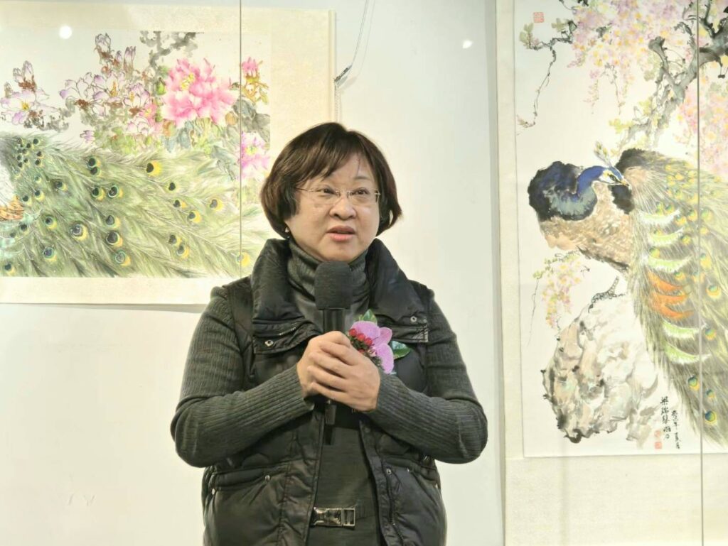▲桃園文化局主任秘書張至敏致詞時表示,梁瑞琴老師的水墨畫畫技精湛,個人藝術修為與創作成就,皆可說是桃園在地藝術家的代表與典範。(記者 詹佳綺/攝)