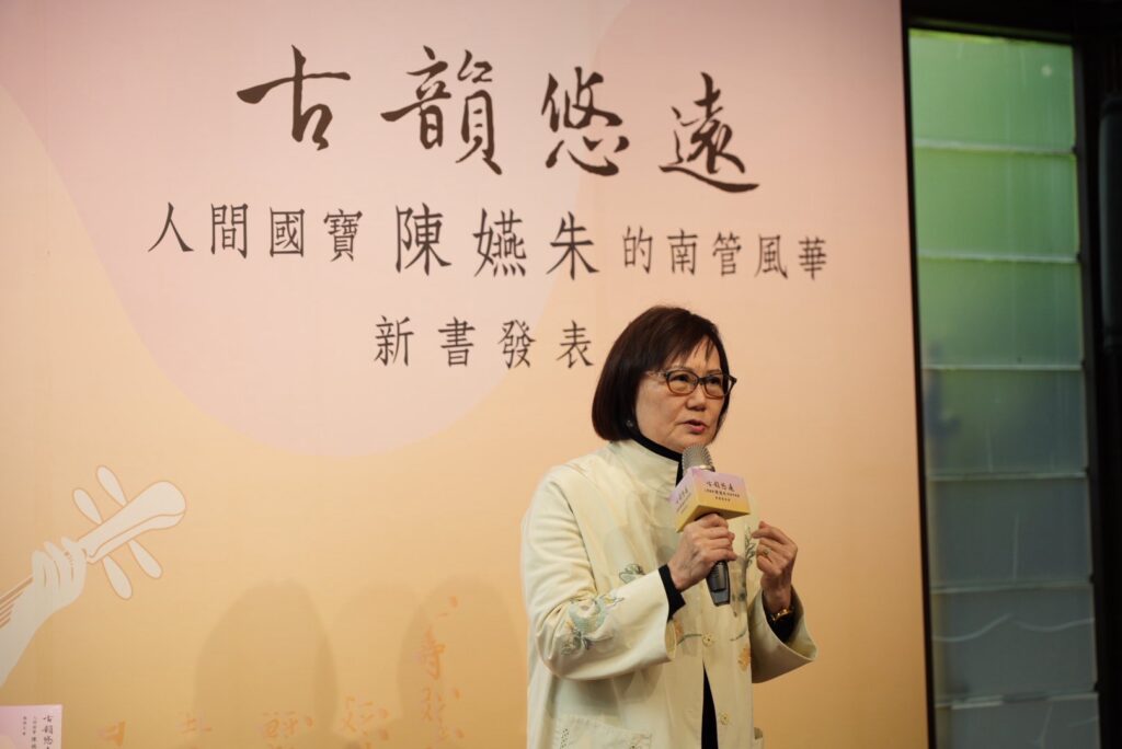 ▲成大教授施德玉說明寫這本以陳嬿朱老師為題材的新書的寫作過程，確實極盡心力般的投入。（記者 辛澎祥/攝）