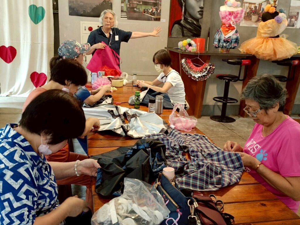 汐止夢想社區余美英老師邀請街坊鄰居一同將廢棄物轉化為創意素材，製作成地方活動的特色服裝。（圖/文化局提供）