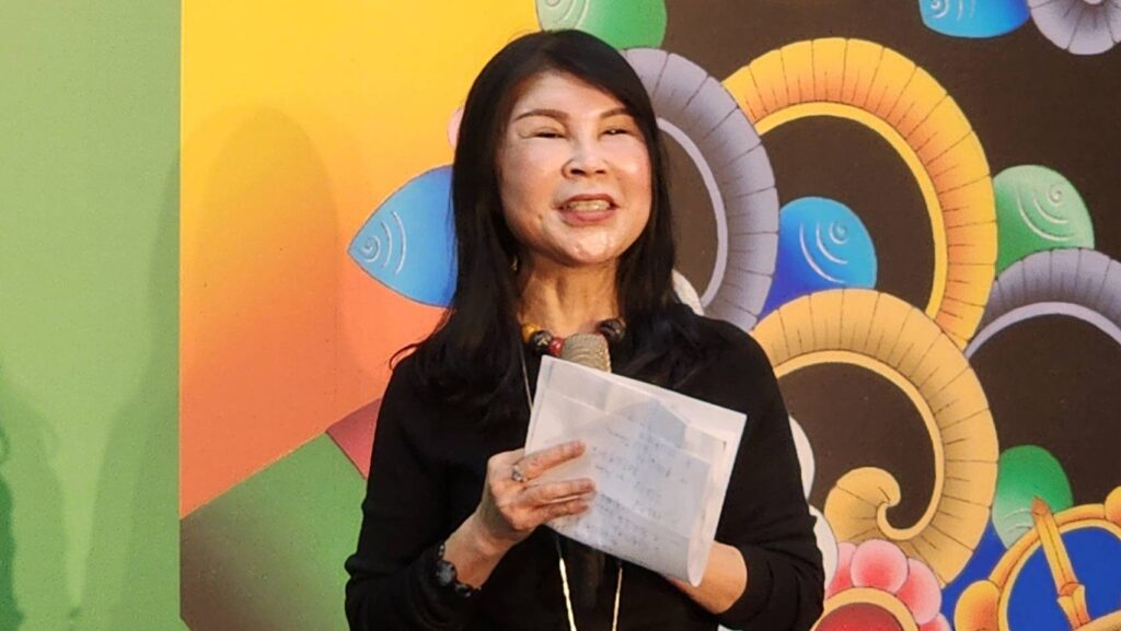 ▲蒙藏文化中心主任高玉珍致詞時表示,透過這此籌備展出的過程,才掌握了藝術家才仁•夏爾帕的創作精髓,讓這檔特展格外受到矚目。(記者 辛澎祥/攝)