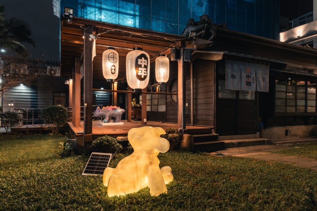 中平路故事館以守護獸角色延伸燈光造景，極具特色。（圖/文化局提供）