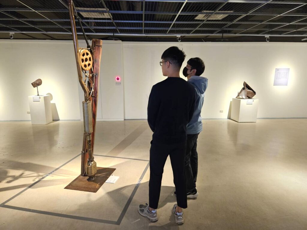 陳庭詩典藏展吸引民眾駐足欣賞。(圖/文化局提供)