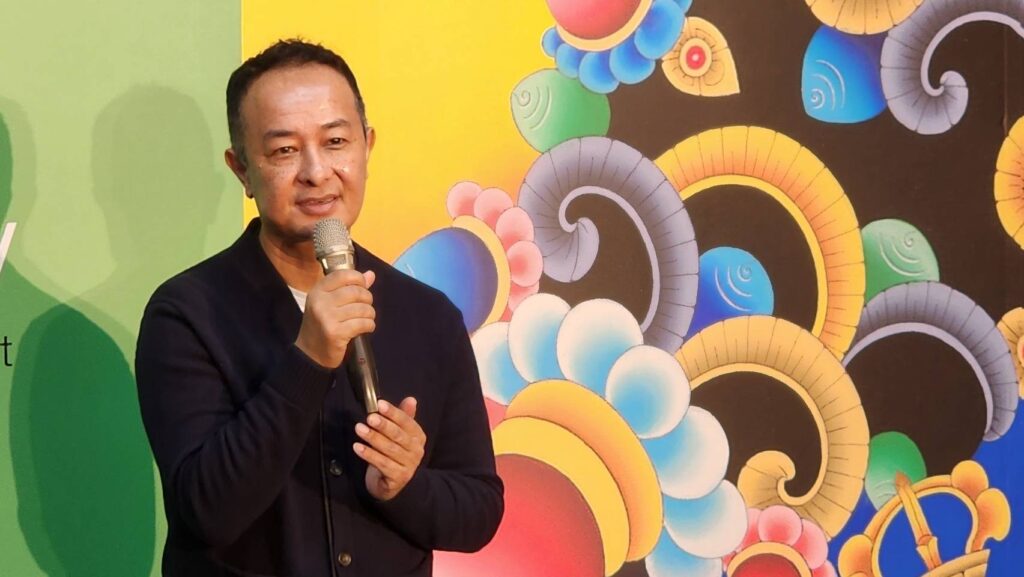 ▲展出藝術家才仁•夏爾帕在展前說明會上說明他在全球巡迴展出的準備與作品創作的過程。(記者 辛澎祥/攝)