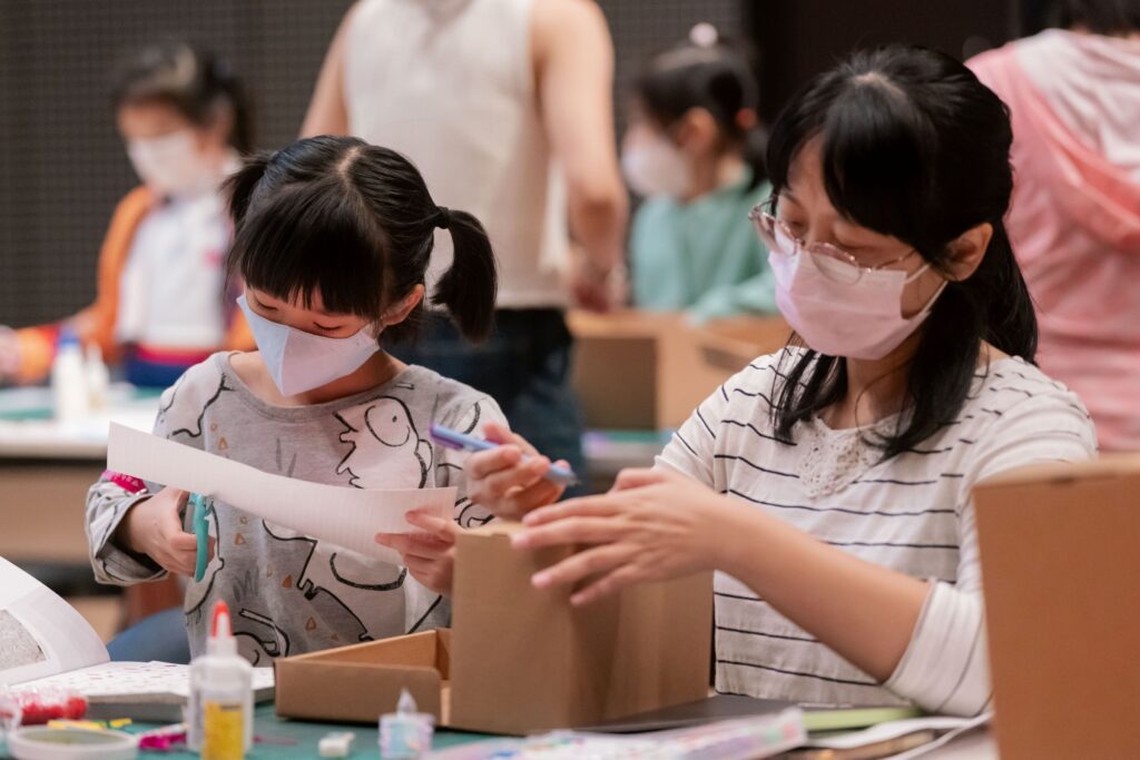 桃園市兒童美術館教育推廣活動，陪伴孩子展開探索。攝/王國豪，圖/桃園市立美術館