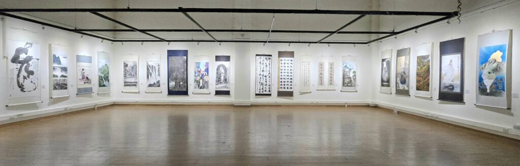 ▲圖上下：張進勇當代書畫藝術學會聯展的展場寬敞，展出作品質量兼俱，開啟了觀者新的視野，參展創作者的主題畫境融合了心境的提昇，讓人印象深刻。（記者 詹佳綺/攝）