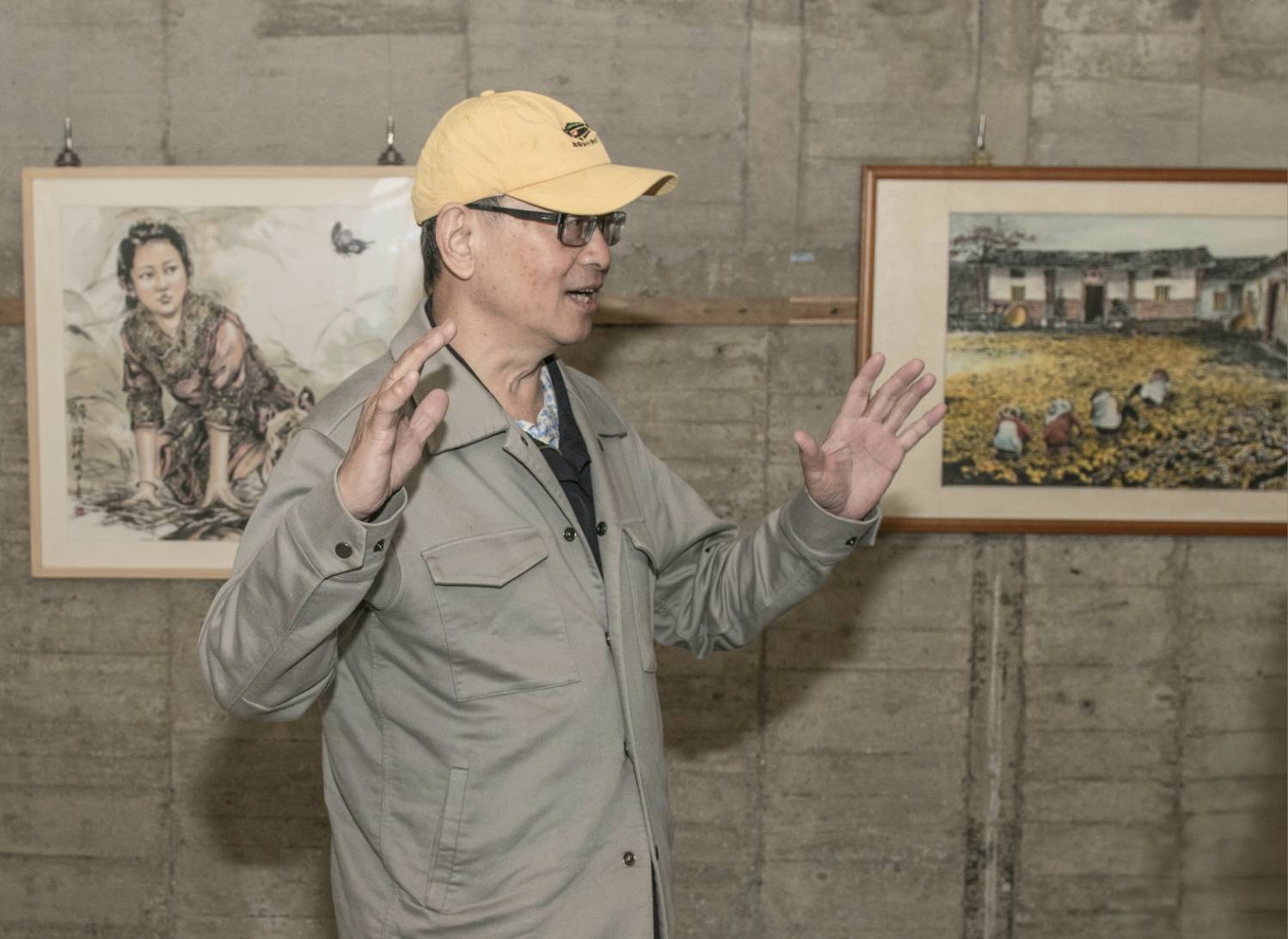 ▲森活美術館館長林泊佑說明了這次為三位知名水墨畫家策展的過程，且強調能將他們在新春之際即邀集到森活休閒園區來做展出，確實相當難能可貴。（記者 詹佳綺/攝）