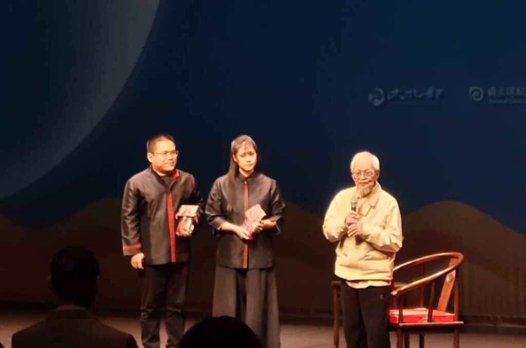 臺北木偶劇團由北管音樂「人間國寶」邱火榮（右）將鼓棒袋贈予林宸弘（左）與劉士聞，並給予祝福與期許。（記者 陳安婷/攝）
