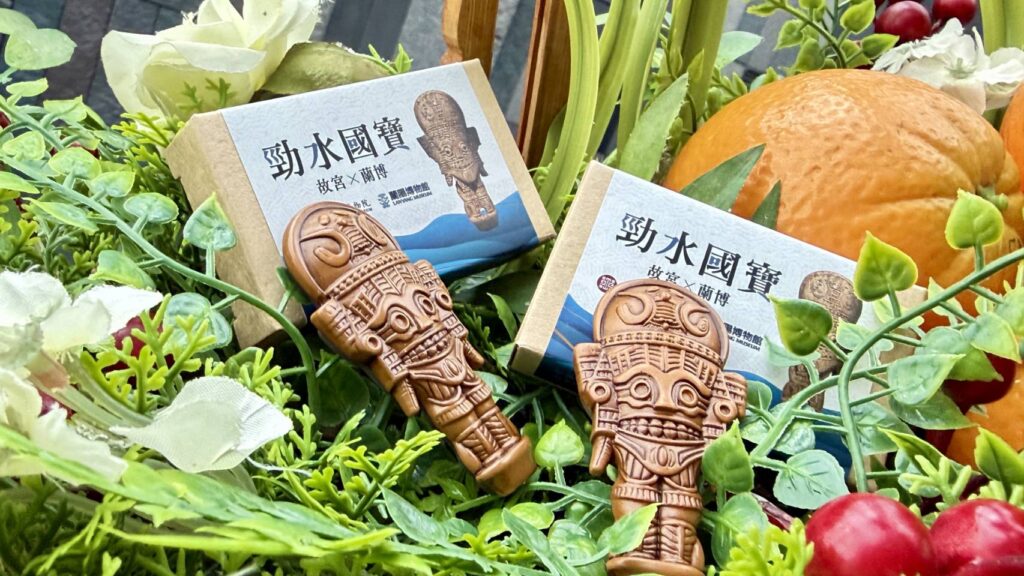 骨質人形刀柄磁鐵，是一款精彩的現代文創選物。（圖/文化局提供）